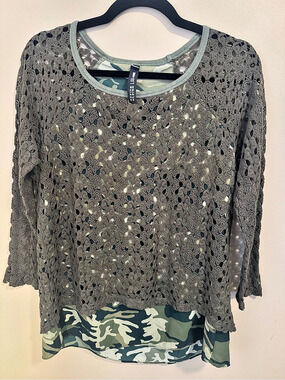 DESIGN LAB LORD & TAYLOR Camo Lace Overlay Layered Top Shirt Medium USA M